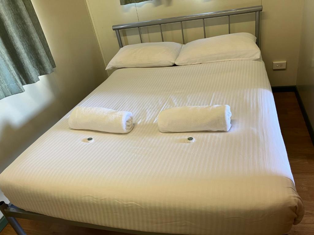 Postel nebo postele na pokoji v ubytování Cloncurry Caravan Park Oasis