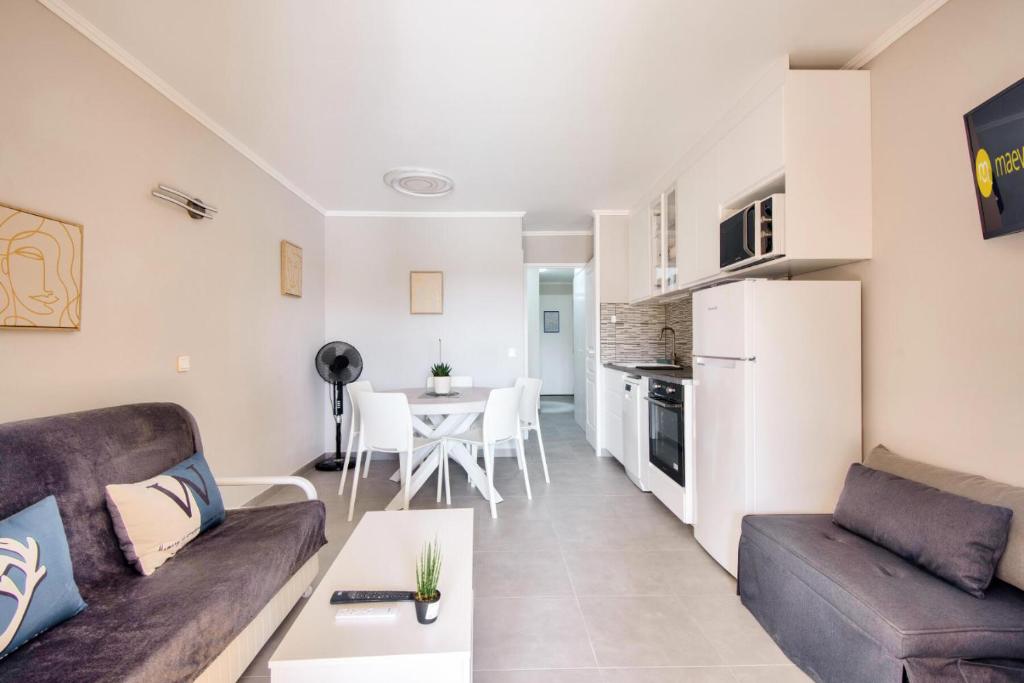 un salon avec un canapé et une table dans l'établissement Village Pont Royal en Provence - maeva Home - Appartement 2 Pièces 5 Personnes - Sélection - super Home MAE-1242, à Mallemort