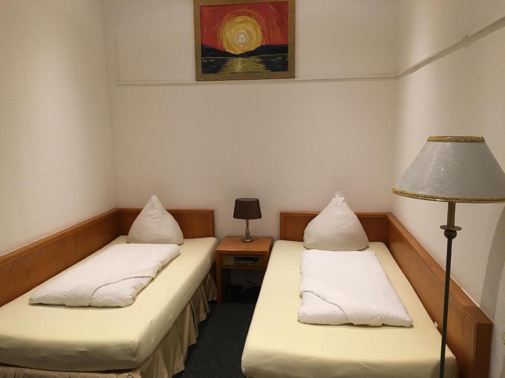 Postel nebo postele na pokoji v ubytování Hotel-Pension Adamshof