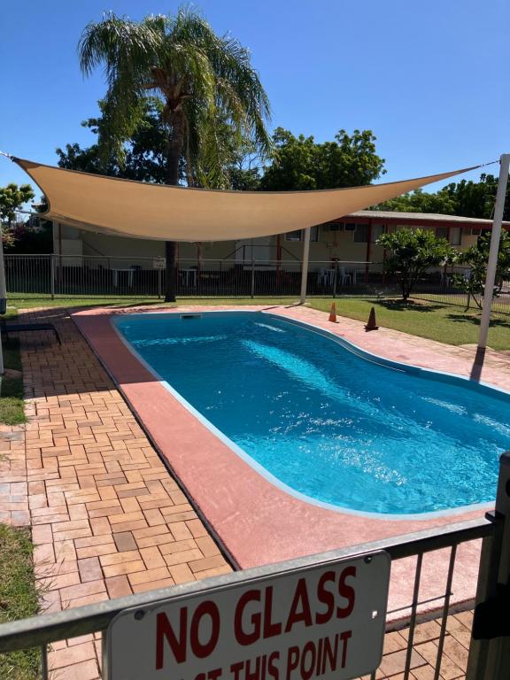 Bazén v ubytování Cloncurry Caravan Park Oasis nebo v jeho okolí