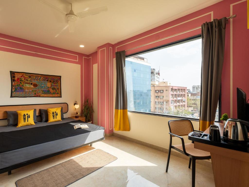 Postel nebo postele na pokoji v ubytování The Hosteller Jaipur, MI Road