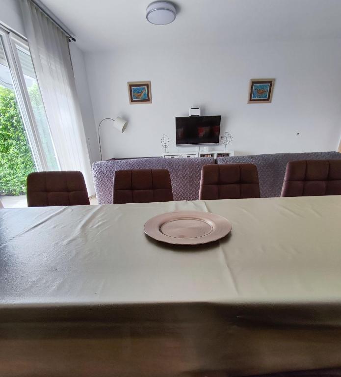 TV a/nebo společenská místnost v ubytování House Natali 70m from the beach - free EV top up