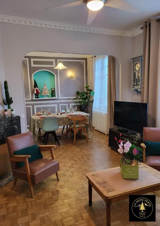 Televízia a/alebo spoločenská miestnosť v ubytovaní La Note Verte - Parking gratuit devant l'entrée