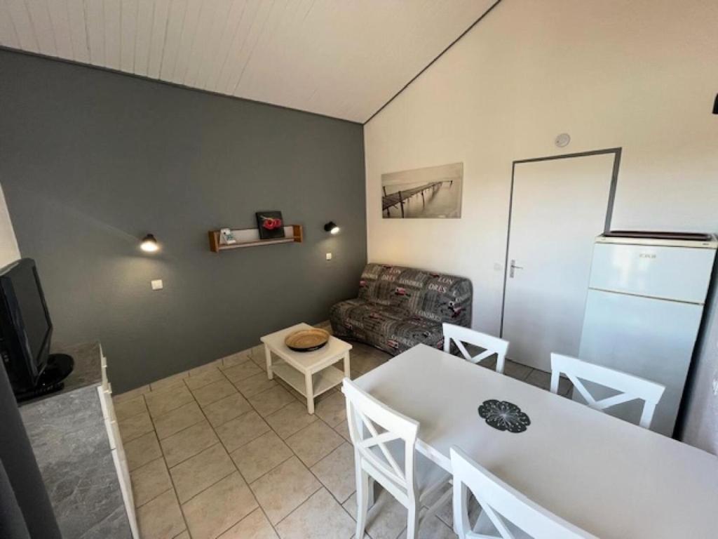 un salon avec une table blanche et un canapé dans l'établissement Résidence Port Bourgenay - maeva Home - Studio 4 personnes - Confort MAE-9851, à Talmont-Saint-Hilaire