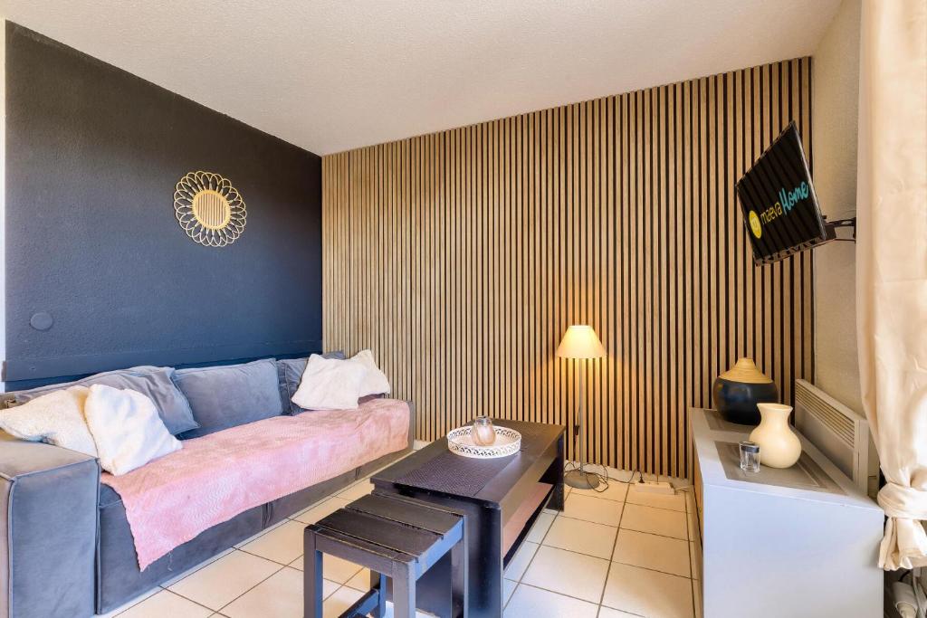 un salon avec un canapé et une table dans l'établissement Résidence Port Bourgenay - maeva Home - Appartement 4 pièces 8 personnes - Sélection MAE-4721, à Talmont-Saint-Hilaire