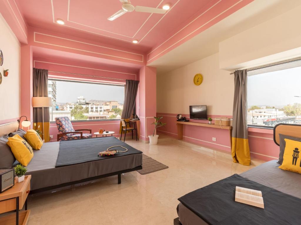Postel nebo postele na pokoji v ubytování The Hosteller Jaipur, MI Road