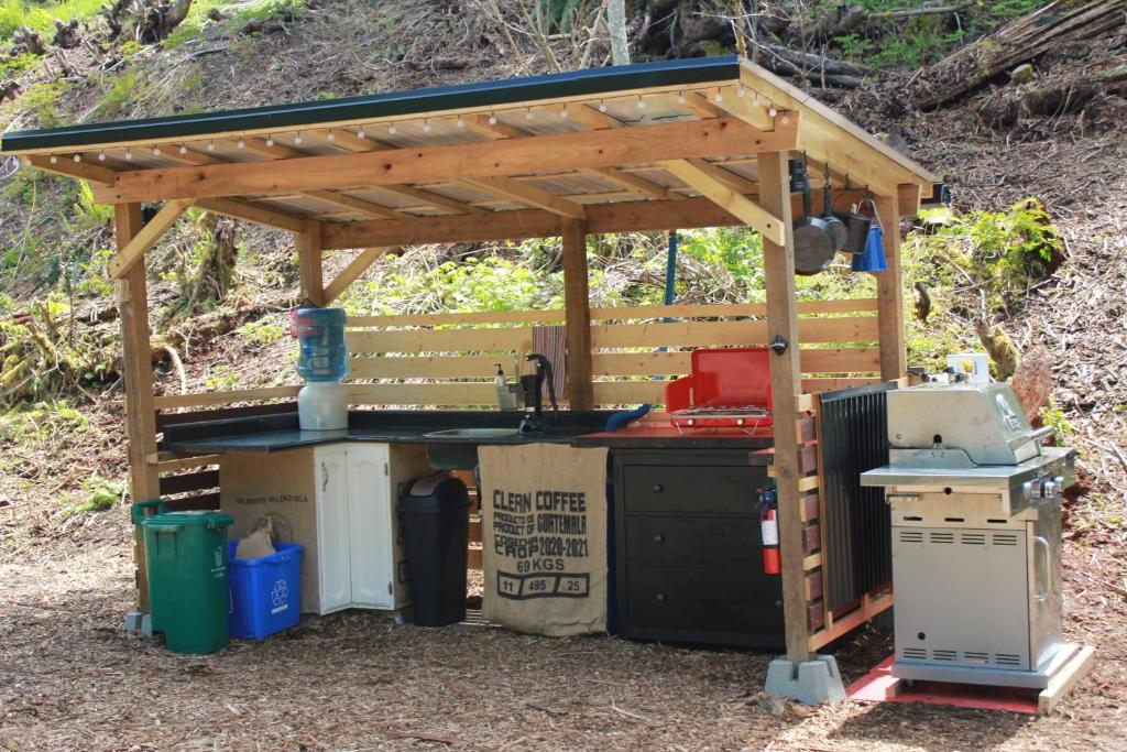 Fotografie z fotogalerie ubytování The Dogwood Cabin - Cowichan Valley Bunkie Glamping v destinaci Duncan