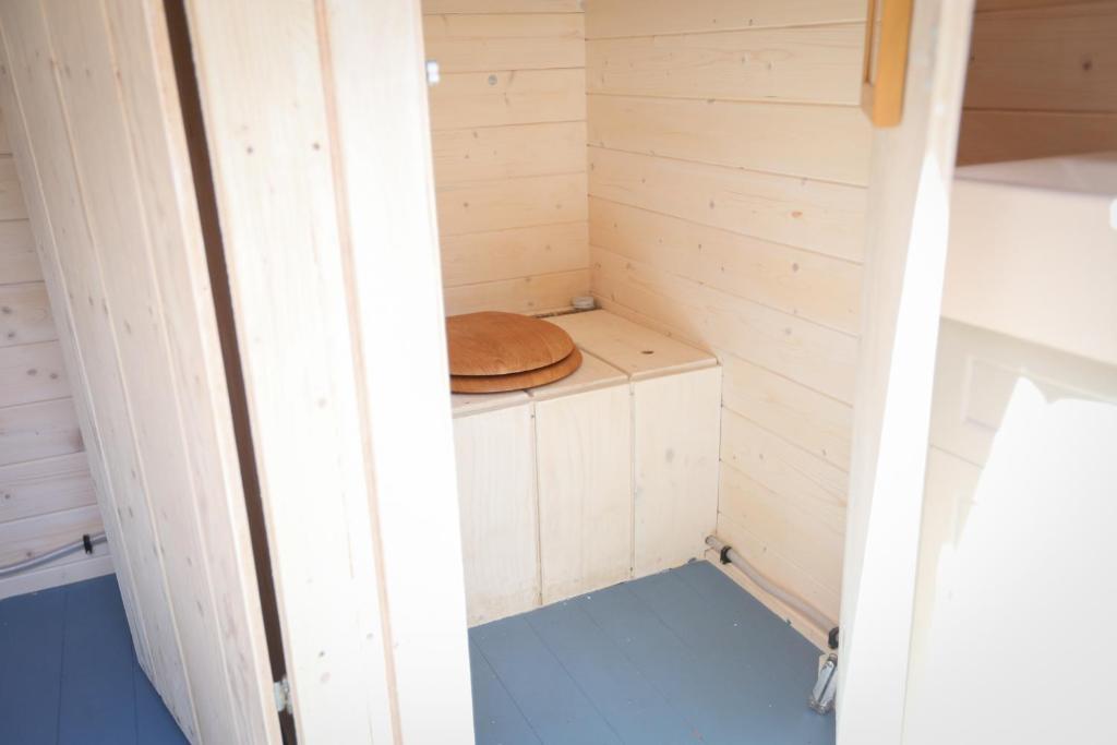 Fotografie z fotogalerie ubytování The Dogwood Cabin - Cowichan Valley Bunkie Glamping v destinaci Duncan