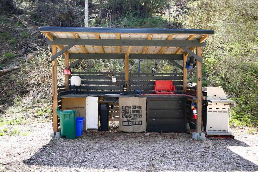 Fotografie z fotogalerie ubytování The Dogwood Cabin - Cowichan Valley Bunkie Glamping v destinaci Duncan