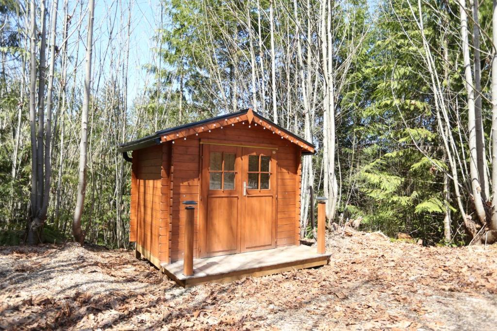 Fotografie z fotogalerie ubytování The Dogwood Cabin - Cowichan Valley Bunkie Glamping v destinaci Duncan