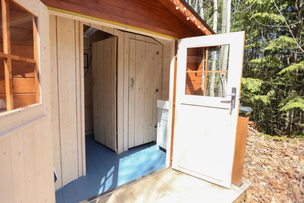 Fotografie z fotogalerie ubytování The Dogwood Cabin - Cowichan Valley Bunkie Glamping v destinaci Duncan