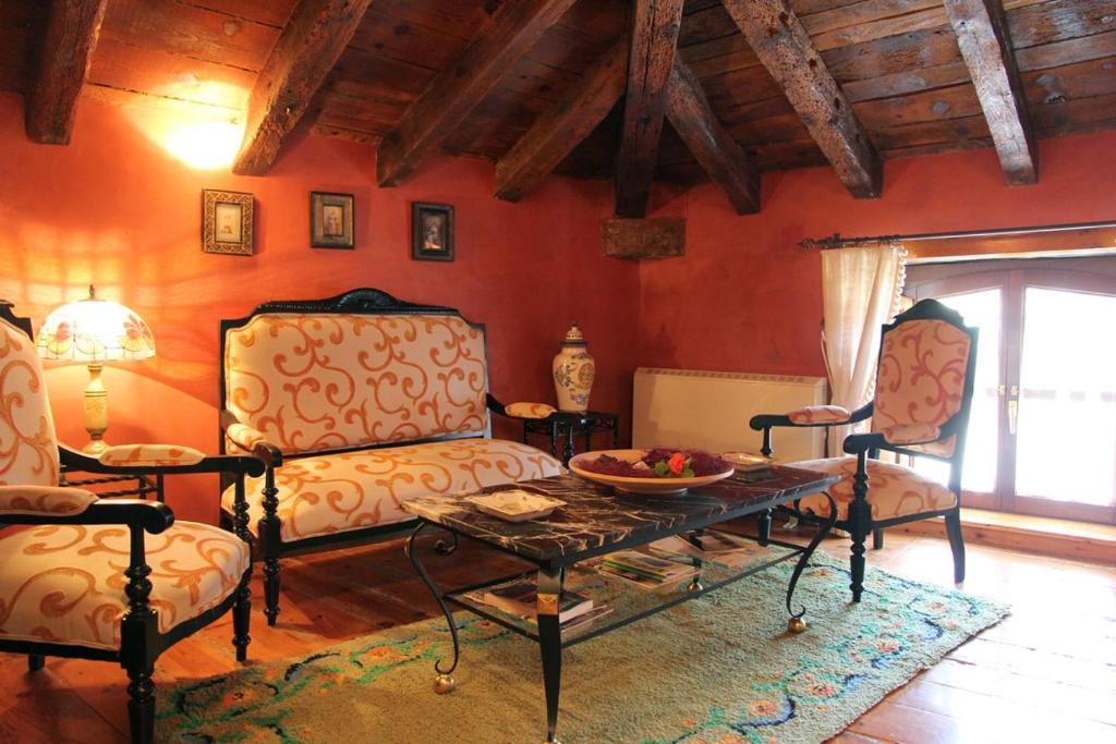 un salon avec un canapé et une table dans l'établissement Casa Rural Botica Gomelia II, à Gumiel de Hizán