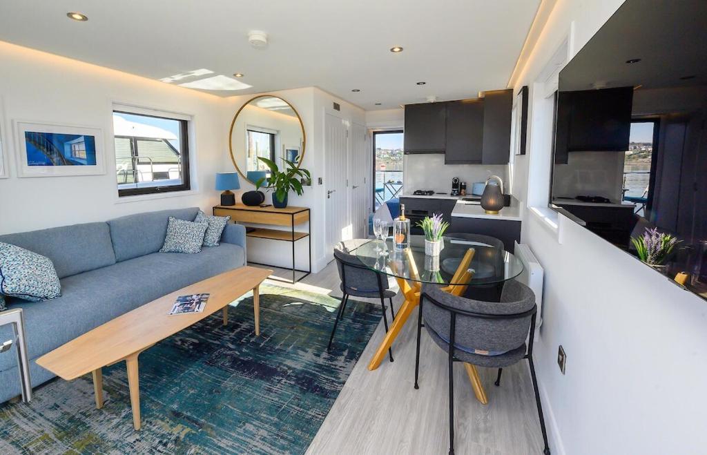 Kuchyň nebo kuchyňský kout v ubytování Houseboat in Kinsale