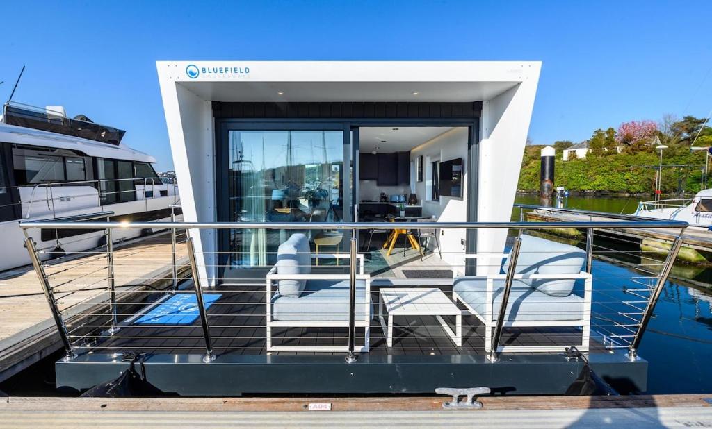 Balkón nebo terasa v ubytování Houseboat in Kinsale