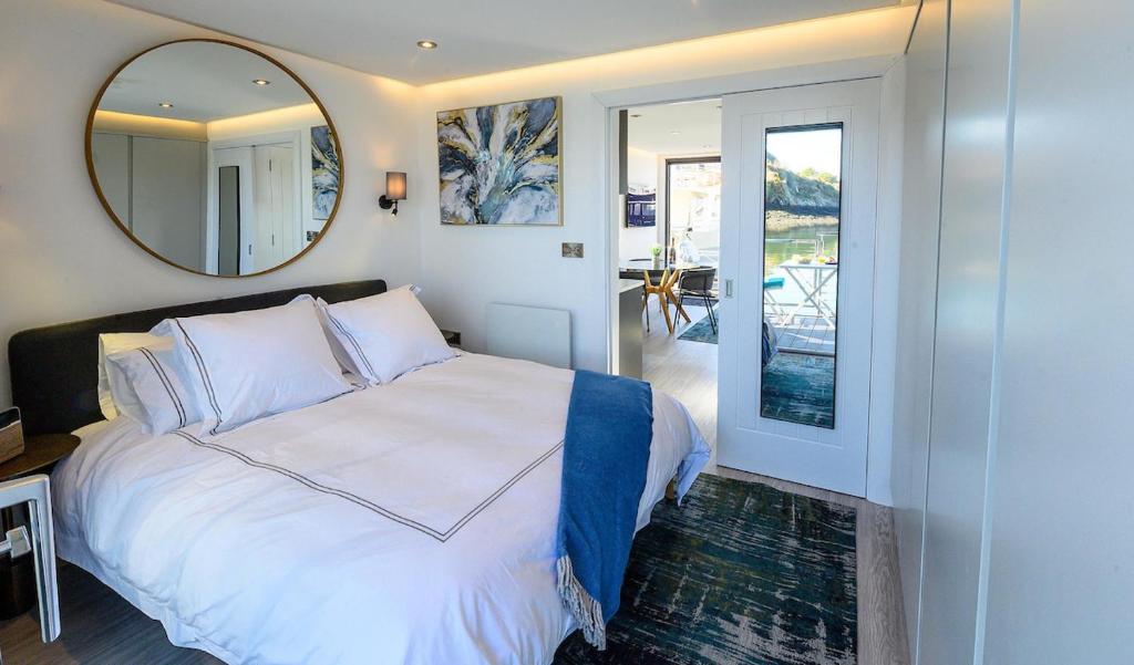 Postel nebo postele na pokoji v ubytování Houseboat in Kinsale