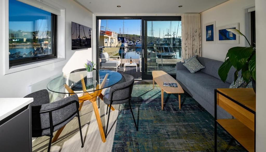 Posezení v ubytování Houseboat in Kinsale