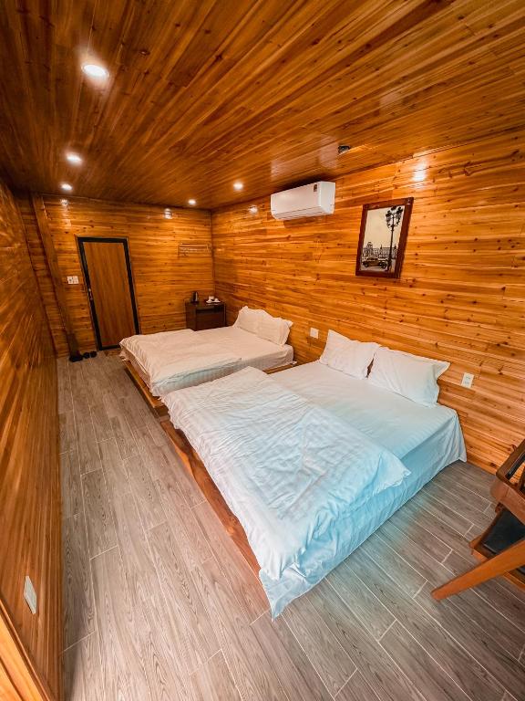 Postel nebo postele na pokoji v ubytování Cat Ba Love House