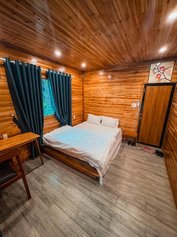 Postel nebo postele na pokoji v ubytování Cat Ba Love House