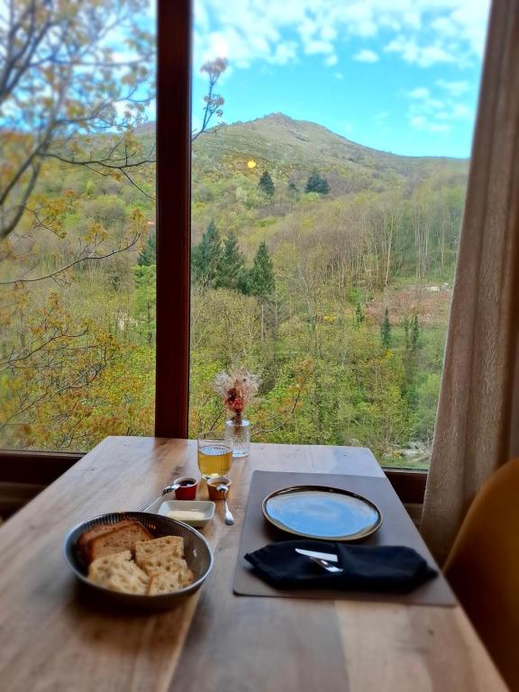 Nespecifikovaný výhled na hory nebo výhled na hory při pohledu z hotelu