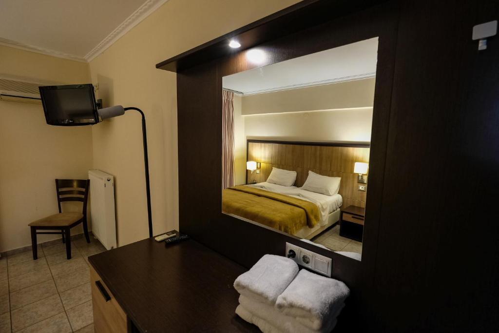 Łóżko lub łóżka w pokoju w obiekcie Kaiafas Lake Hotel