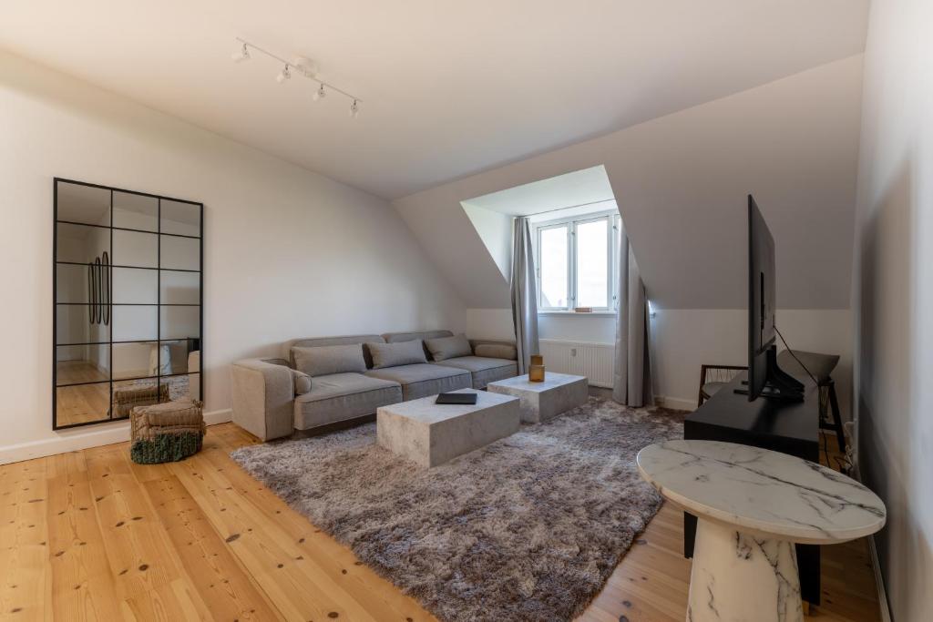 Posezení v ubytování Bright 3BR Apartment with Balcony and Amazing Lake View