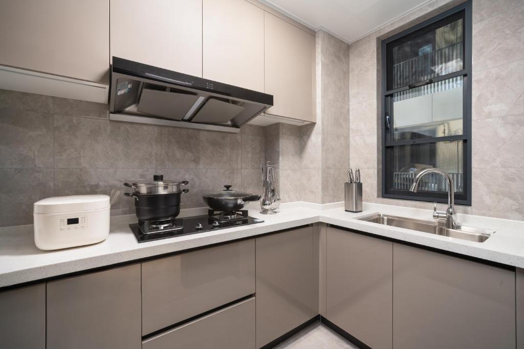 Kuchyň nebo kuchyňský kout v ubytování Liangting Boyue Center Serviced Apartment