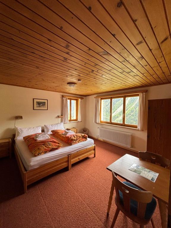 Postel nebo postele na pokoji v ubytování Familiehotel La Randulina