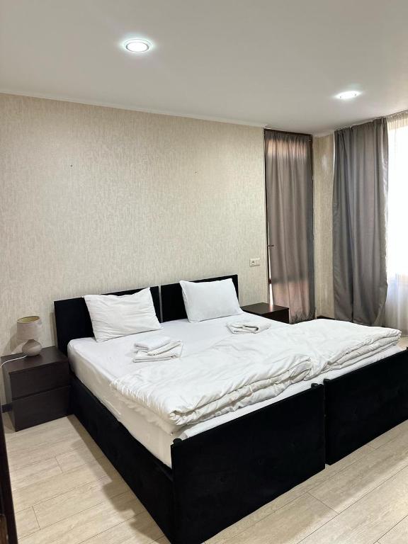 Postel nebo postele na pokoji v ubytování Noako Rooms Hotel