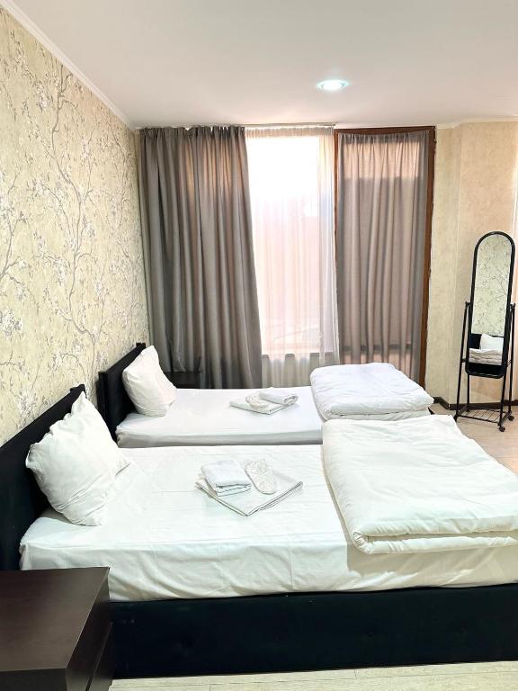 Postel nebo postele na pokoji v ubytování Noako Rooms Hotel