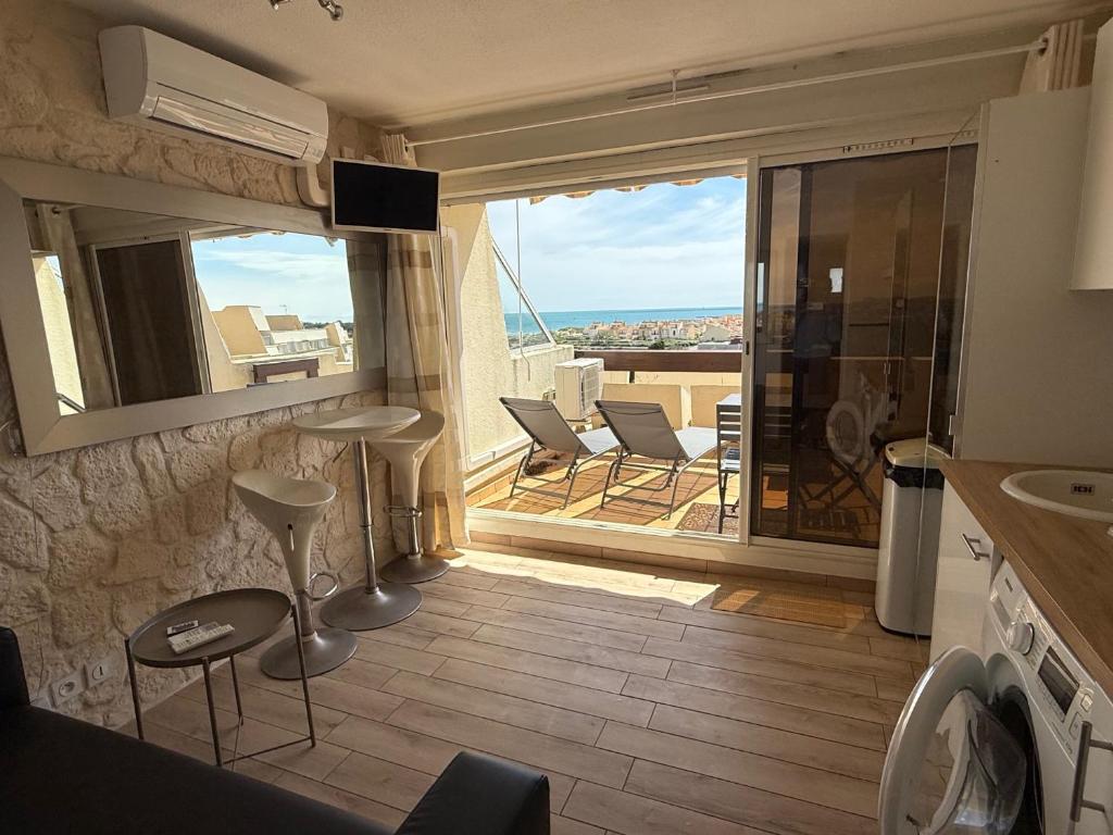 une salle de bain avec vue sur un balcon avec chaises dans l'établissement 2 pièces, Port Nature 4 coursives, vue mer, face au Waïki, au Cap d'Agde
