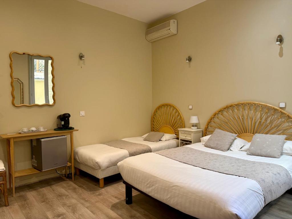Postel nebo postele na pokoji v ubytování Nice Garden Hotel