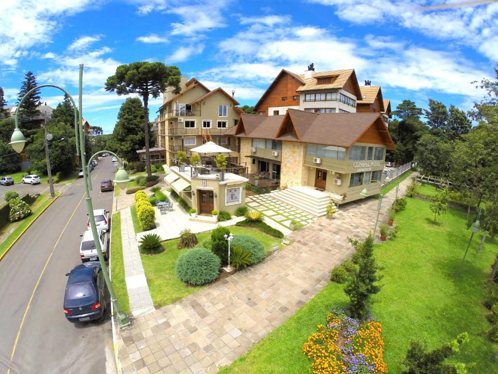 ein großes Haus mit einem davor geparkt in der Unterkunft Sky Centro Hotel & SPA in Gramado