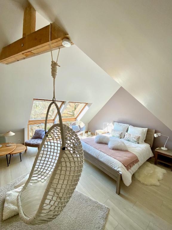 - une chambre avec un lit et une balançoire dans l'établissement La Belle Relax - calme et tranquillité assurés - 2 personnes, à Moëlan-sur-Mer