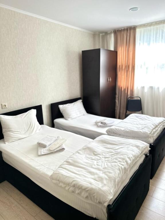 Postel nebo postele na pokoji v ubytování Noako Rooms Hotel