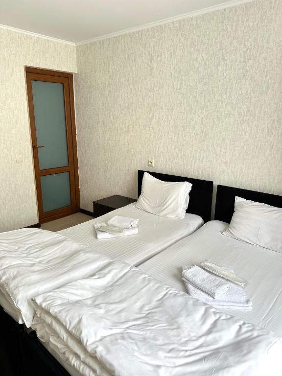 Postel nebo postele na pokoji v ubytování Noako Rooms Hotel