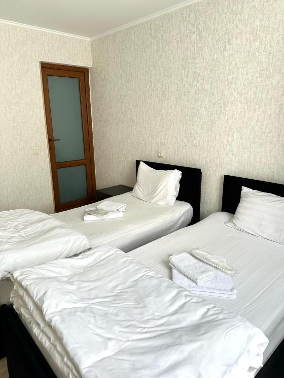 Postel nebo postele na pokoji v ubytování Noako Rooms Hotel