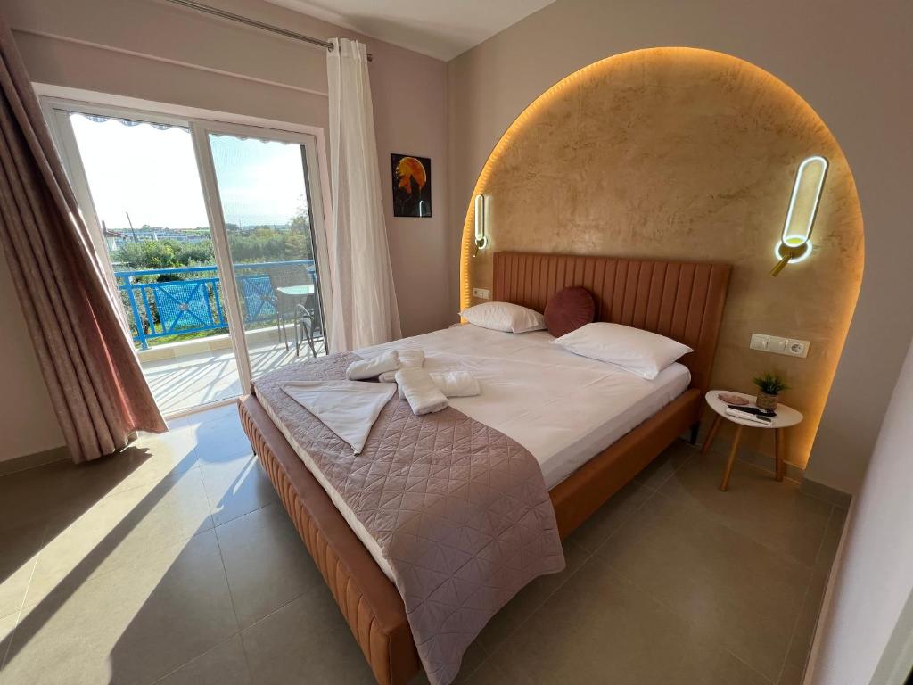 Ένα ή περισσότερα κρεβάτια σε δωμάτιο στο Holiday House 1- Kallithea Halkidiki