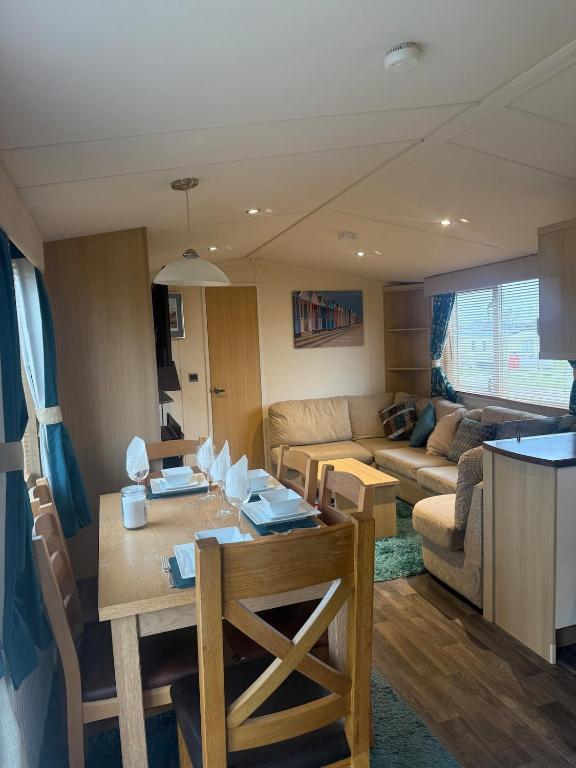 Serenity 1 and Serenity 2 Central lounge 3 bedrooms sleep 6 with 2 bathrooms 6