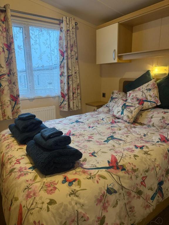 Serenity 1 and Serenity 2 Central lounge 3 bedrooms sleep 6 with 2 bathrooms 8