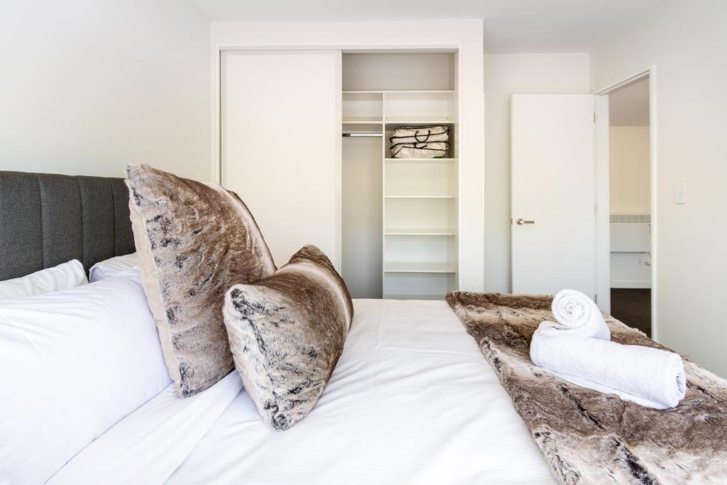 Modern 4BR in Riccarton, Walk to Mall & Park - Resim 14