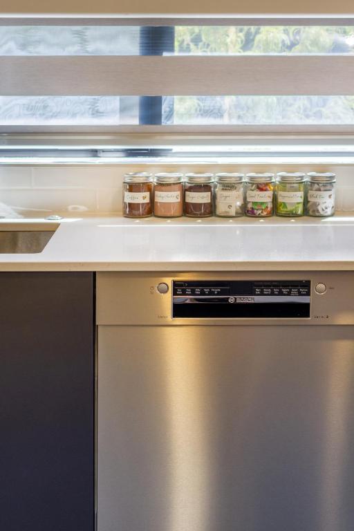 Modern 4BR in Riccarton, Walk to Mall & Park - Resim 15