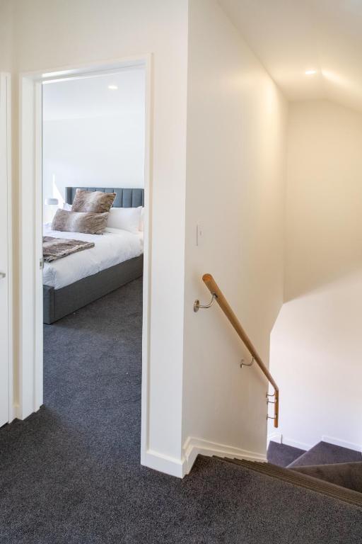 Modern 4BR in Riccarton, Walk to Mall & Park - Resim 17