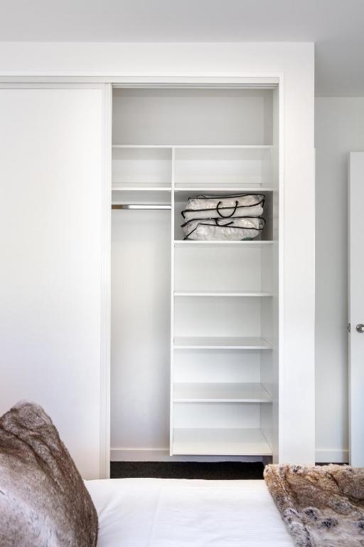 Modern 4BR in Riccarton, Walk to Mall & Park - Resim 18