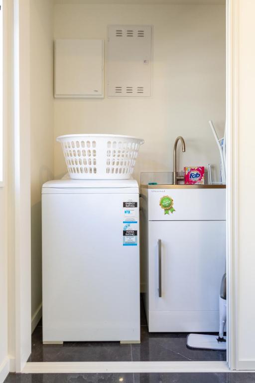 Modern 4BR in Riccarton, Walk to Mall & Park - Resim 21