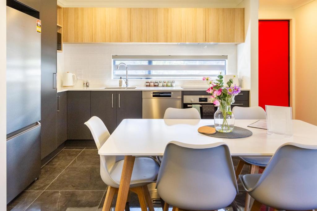 Modern 4BR in Riccarton, Walk to Mall & Park - Resim 29