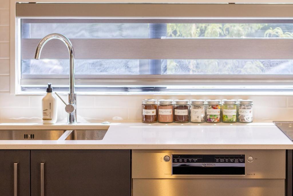 Modern 4BR in Riccarton, Walk to Mall & Park - Resim 36