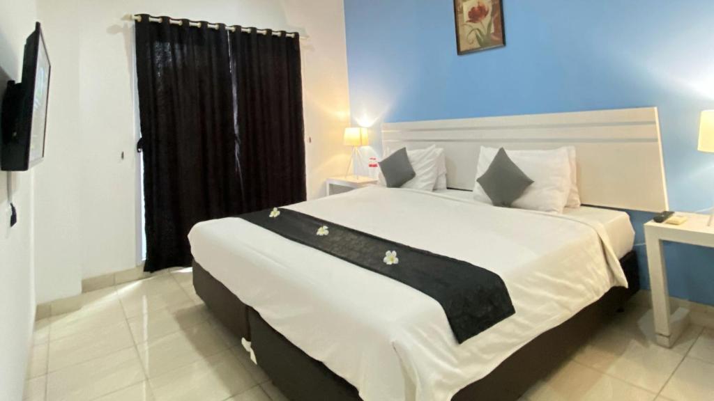 Postel nebo postele na pokoji v ubytování TOS Hotel & Convention Center Tangerang Powered by Archipelago