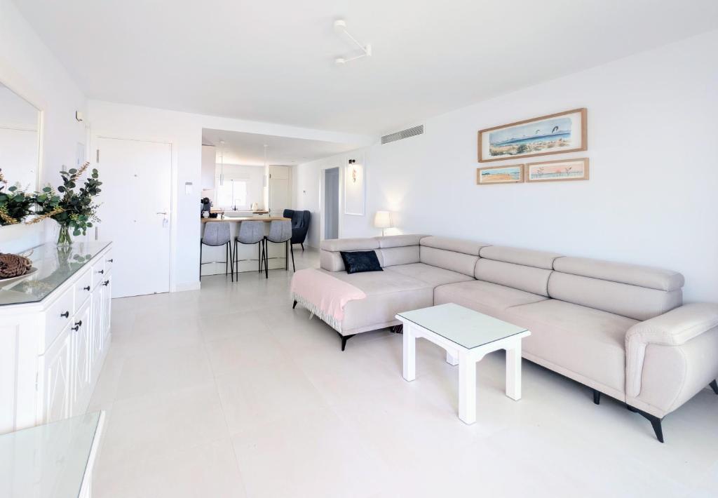 Posezení v ubytování Miraflores golf penthouse with sea view Mijas costa