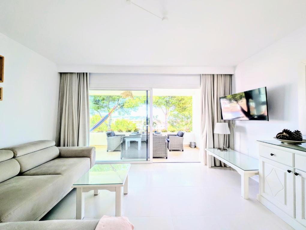TV a/nebo společenská místnost v ubytování Miraflores golf penthouse with sea view Mijas costa