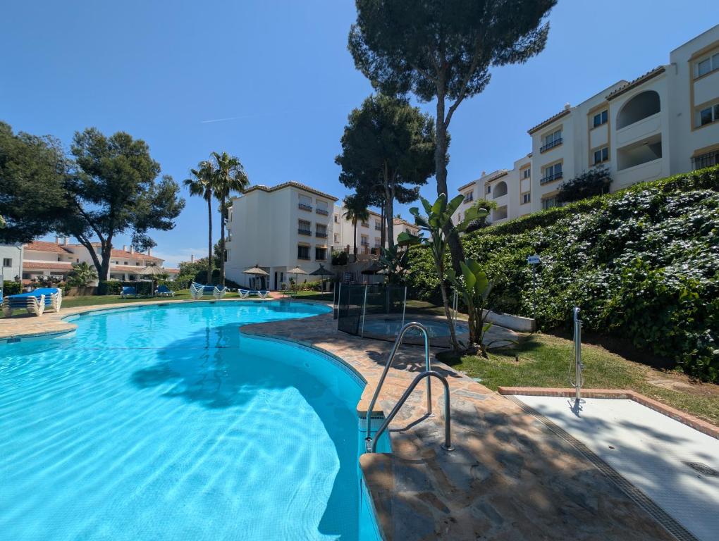 Bazén v ubytování Miraflores golf penthouse with sea view Mijas costa nebo v jeho okolí
